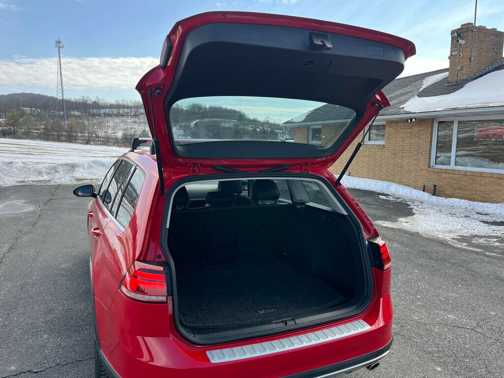 2019 Volkswagen Golf Alltrack 1-Owner AWD German Engineered 6-Speed Station Wagon - 22980946 - 24