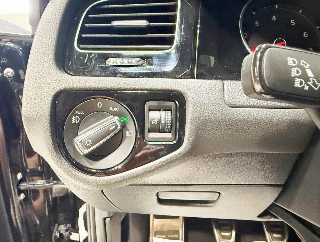 2019 Volkswagen Golf GTI SE photo 14