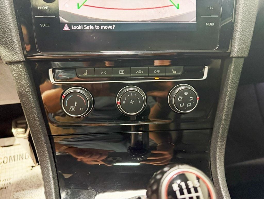 2019 Volkswagen Golf GTI SE photo 19
