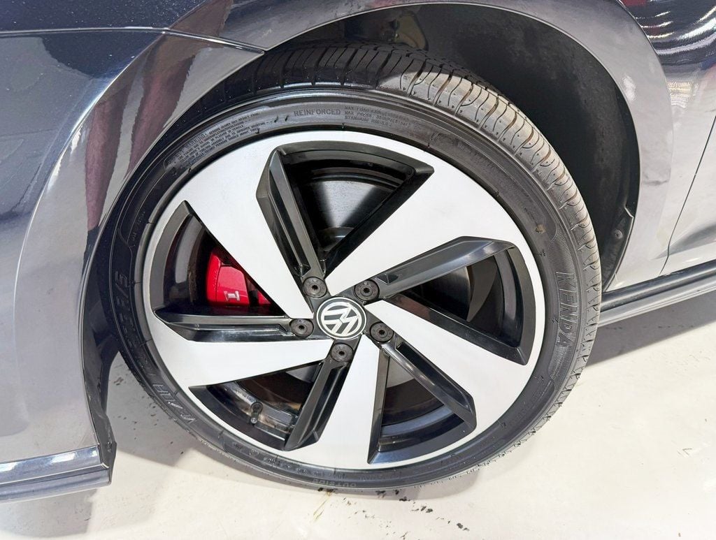 2019 Volkswagen Golf GTI SE photo 2