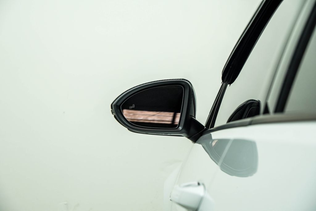 Volkswagen Golf R photo 19