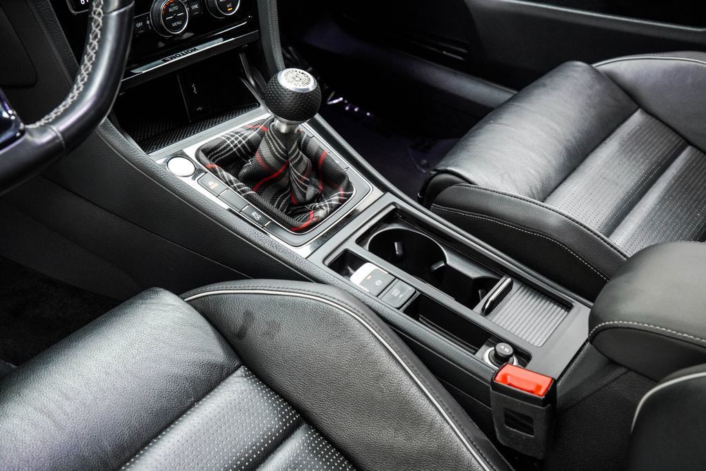 Volkswagen Golf R photo 25