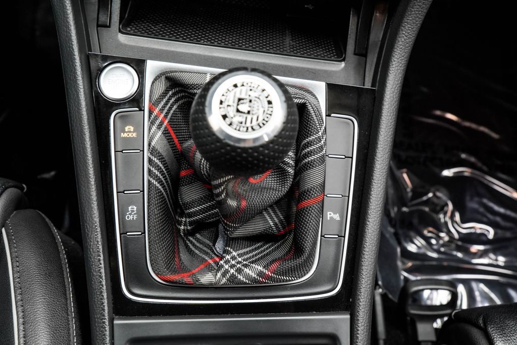 Volkswagen Golf R photo 29