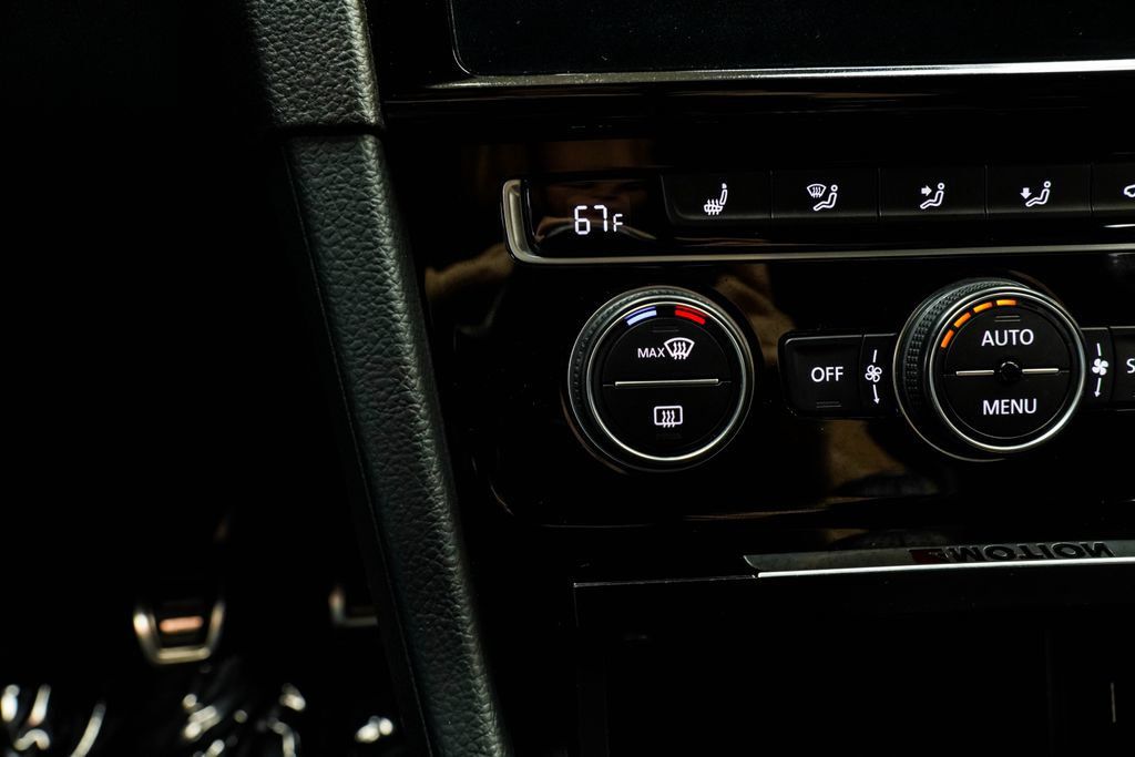 Volkswagen Golf R photo 32