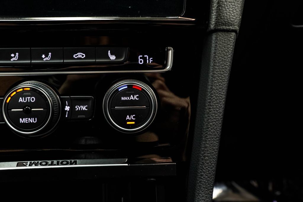Volkswagen Golf R photo 33