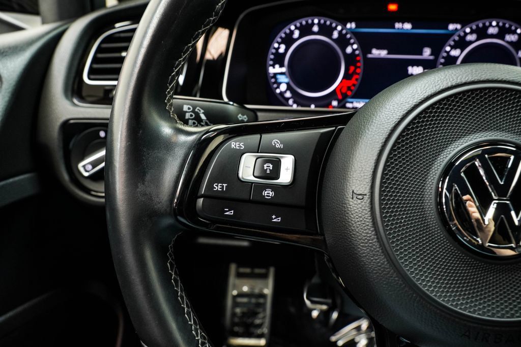 Volkswagen Golf R photo 41