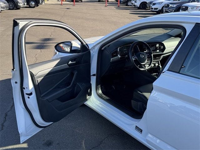 2019 Volkswagen Jetta  - 22705158 - 40