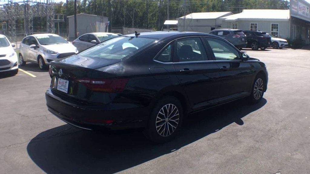 2019 Volkswagen Jetta SE R-Line photo 8