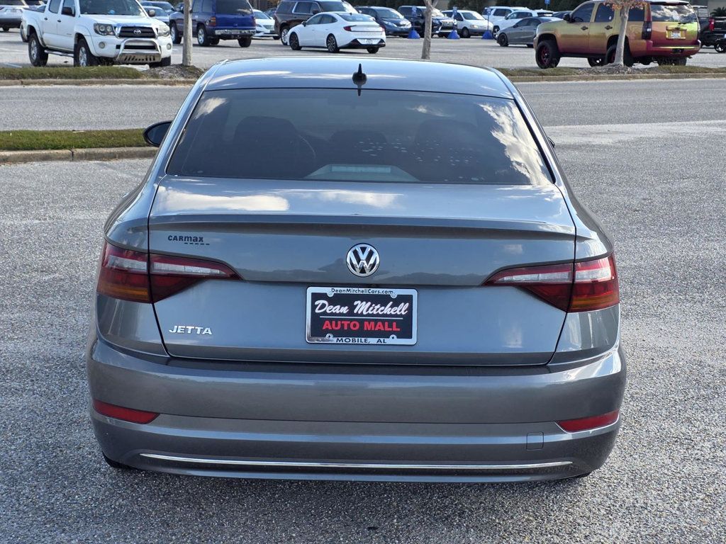 2019 Volkswagen Jetta SE R-Line photo 2