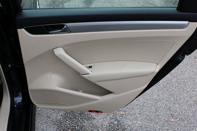 2019 Volkswagen Passat 2.0T Wolfsburg Edition Automatic - 22955318 - 16