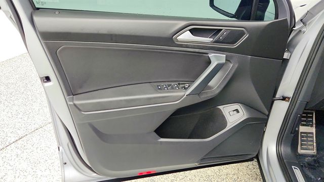 2019 Volkswagen Tiguan 2.0T SEL R-Line Black 4MOTION w/ Heating for Front Seats - 22998932 - 10
