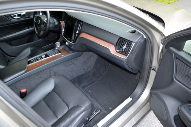 2019 Volvo S60 Low Mileage T6 Momentum / charming color - 22926548 - 16