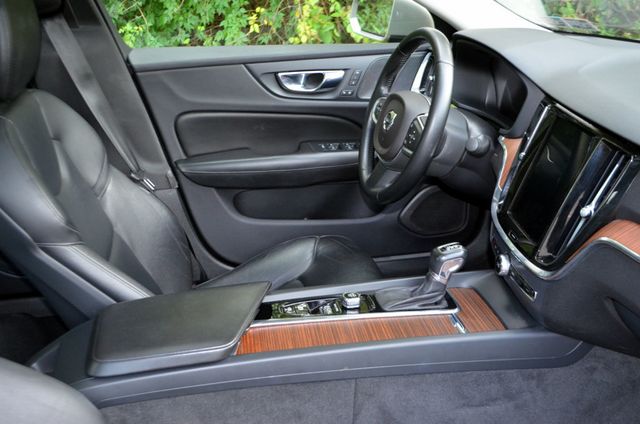 2019 Volvo S60 Low Mileage T6 Momentum / charming color - 22926548 - 17