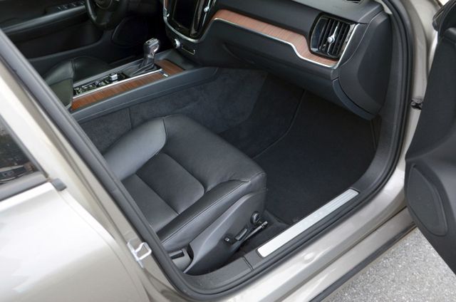 2019 Volvo S60 Low Mileage T6 Momentum / charming color - 22926548 - 18