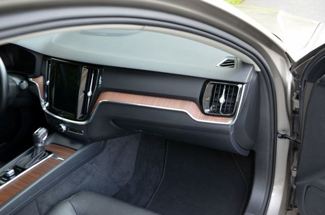 2019 Volvo S60 Low Mileage T6 Momentum / charming color - 22926548 - 20