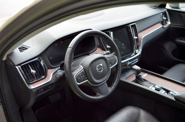 2019 Volvo S60 Low Mileage T6 Momentum / charming color - 22926548 - 26