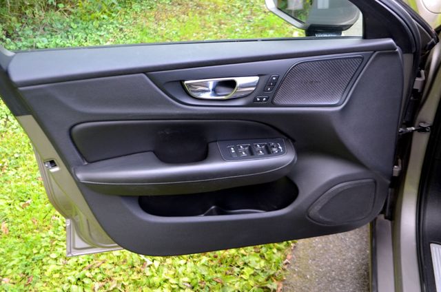 2019 Volvo S60 Low Mileage T6 Momentum / charming color - 22926548 - 27