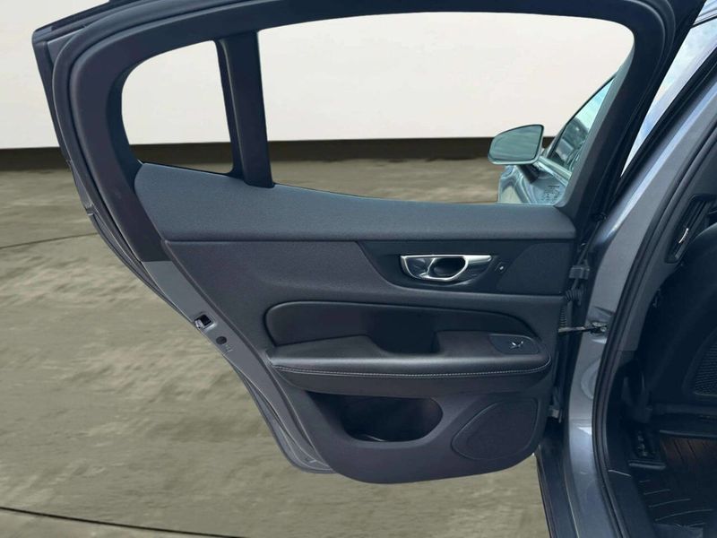 2019 Volvo S60 T6 AWD Momentum - 23038749 - 11