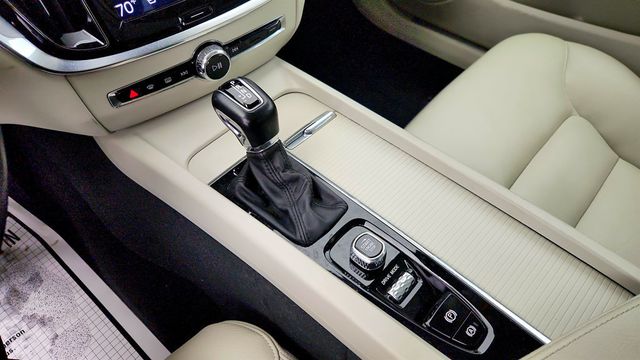 2019 Volvo S60 T6 AWD Momentum with Premium Package & Navigation System - 22965219 - 16