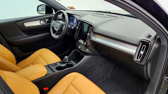 2019 Volvo XC40 T5 AWD Momentum w/ Premium, Vision & Multimedia Pkgs - 23085565 - 23