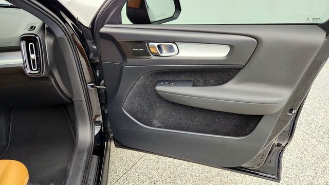2019 Volvo XC40 T5 AWD Momentum w/ Premium, Vision & Multimedia Pkgs - 23085565 - 24