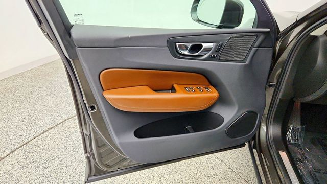 2019 Volvo XC60 T5 AWD Inscription w/ Advanced Pkg, 20'' Wheels & Heated Rear - 23101974 - 10