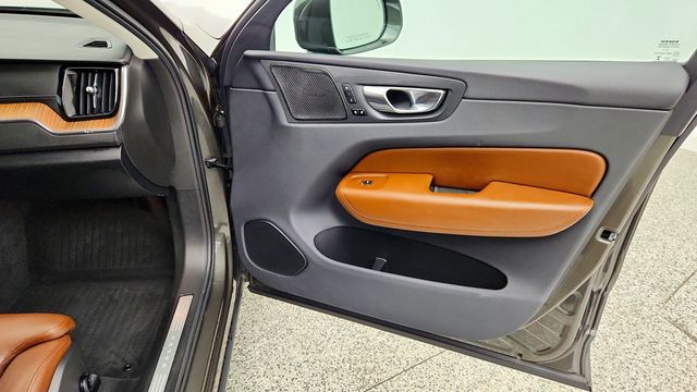 2019 Volvo XC60 T5 AWD Inscription w/ Advanced Pkg, 20'' Wheels & Heated Rear - 23101974 - 25