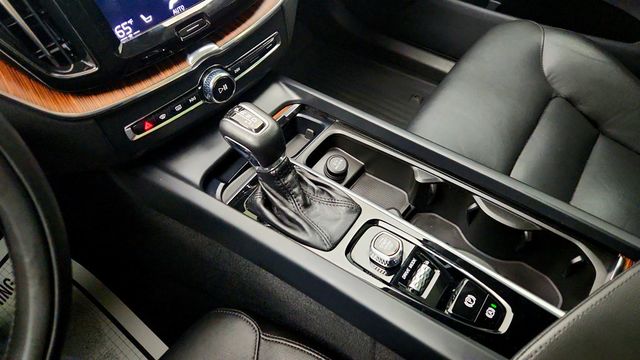 2019 Volvo XC60 T5 AWD Momentum w/ Multimedia & Premium Packages + 20'' Wheels - 23005792 - 16