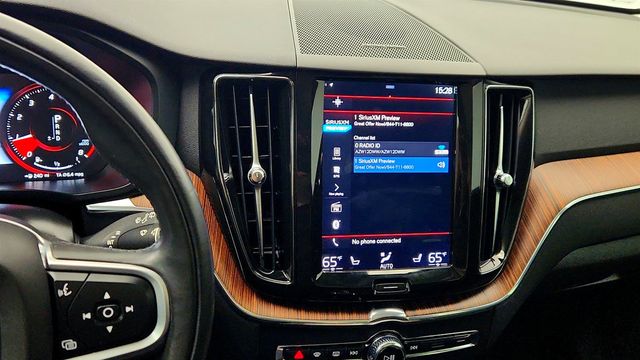 2019 Volvo XC60 T5 AWD Momentum w/ Multimedia & Premium Packages + 20'' Wheels - 23005792 - 17
