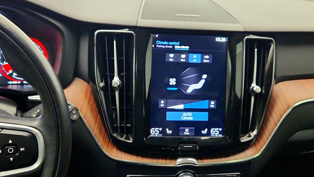 2019 Volvo XC60 T5 AWD Momentum w/ Multimedia & Premium Packages + 20'' Wheels - 23005792 - 18