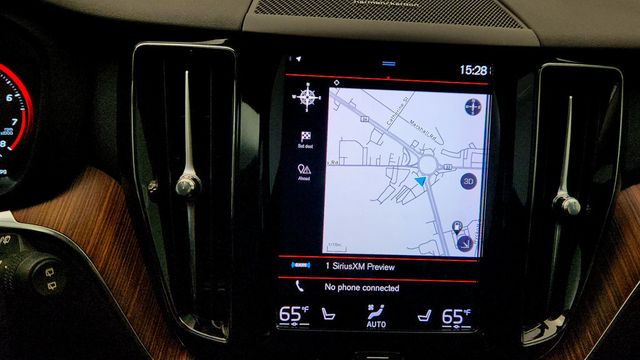 2019 Volvo XC60 T5 AWD Momentum w/ Multimedia & Premium Packages + 20'' Wheels - 23005792 - 19