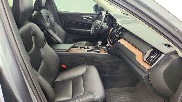 2019 Volvo XC60 T5 AWD Momentum w/ Multimedia & Premium Packages + 20'' Wheels - 23005792 - 24