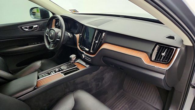 2019 Volvo XC60 T5 AWD Momentum w/ Multimedia & Premium Packages + 20'' Wheels - 23005792 - 25