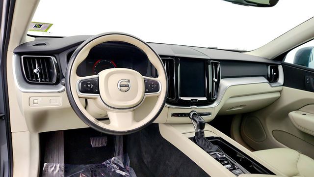 2019 Volvo XC60 T5 AWD Momentum w/ Premium Package, Navigation & 20'' Wheels - 23011318 - 12