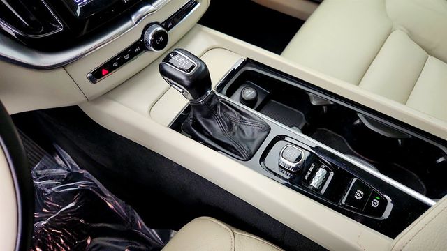 2019 Volvo XC60 T5 AWD Momentum w/ Premium Package, Navigation & 20'' Wheels - 23011318 - 15