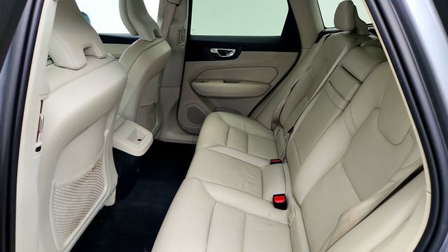 2019 Volvo XC60 T5 AWD Momentum w/ Premium Package, Navigation & 20'' Wheels - 23011318 - 19