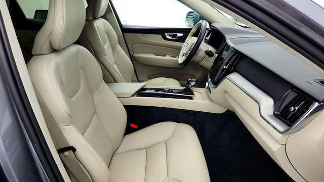 2019 Volvo XC60 T5 AWD Momentum w/ Premium Package, Navigation & 20'' Wheels - 23011318 - 22