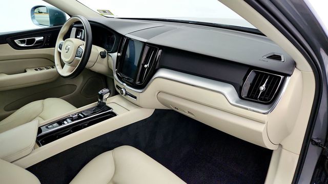 2019 Volvo XC60 T5 AWD Momentum w/ Premium Package, Navigation & 20'' Wheels - 23011318 - 23