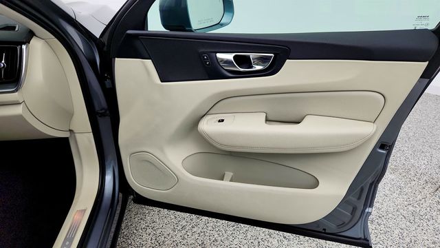 2019 Volvo XC60 T5 AWD Momentum w/ Premium Package, Navigation & 20'' Wheels - 23011318 - 24