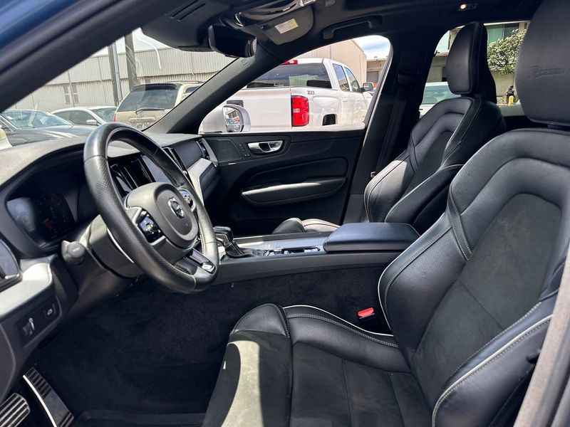 2019 Volvo XC60 T6 AWD R-Design - 23015227 - 11
