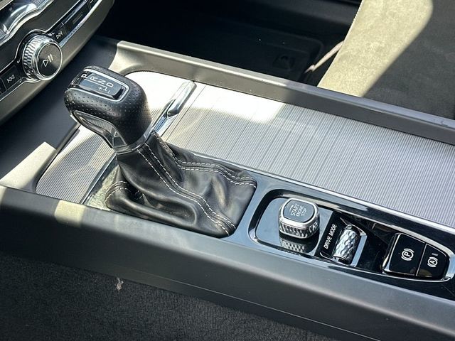 2019 Volvo XC60 T6 AWD R-Design - 23015227 - 17