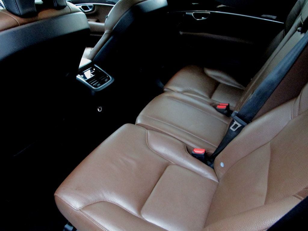 2019 Volvo XC90 T6 AWD Momentum photo 17