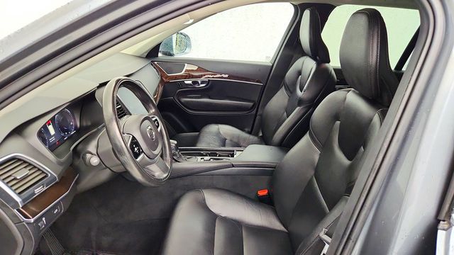 2019 Volvo XC90 T6 Momentum AWD w/ Heated Rear Seats & 20'' Wheels - 23097437 - 17