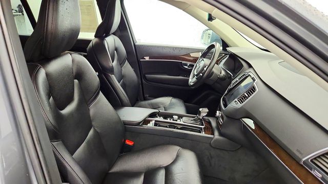 2019 Volvo XC90 T6 Momentum AWD w/ Heated Rear Seats & 20'' Wheels - 23097437 - 22