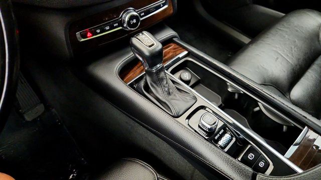 2019 Volvo XC90 T6 Momentum AWD w/ Heated Rear Seats & 20'' Wheels - 23097437 - 30