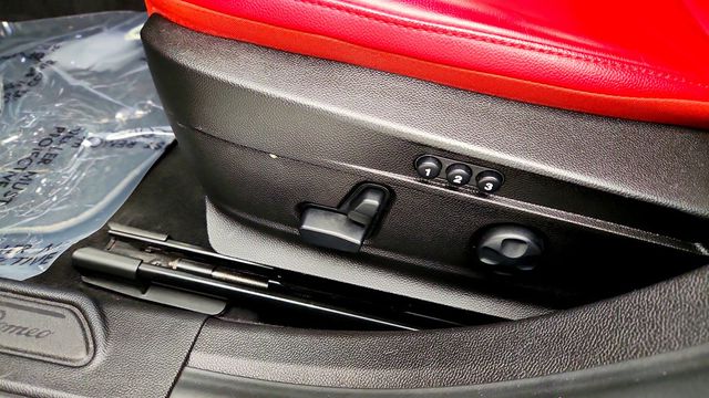 2020 Alfa Romeo Giulia AWD Nero Edizione w/ Cold Weather Pkg & Active Blind Spot Assist - 22973928 - 11