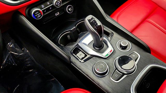 2020 Alfa Romeo Giulia AWD Nero Edizione w/ Cold Weather Pkg & Active Blind Spot Assist - 22973928 - 16