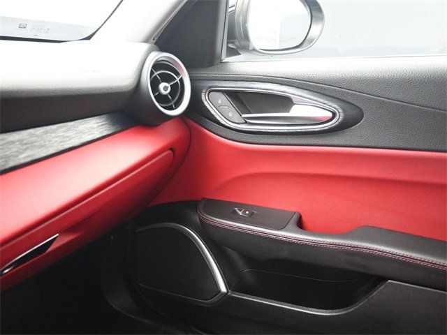 2020 Alfa Romeo Giulia photo 11