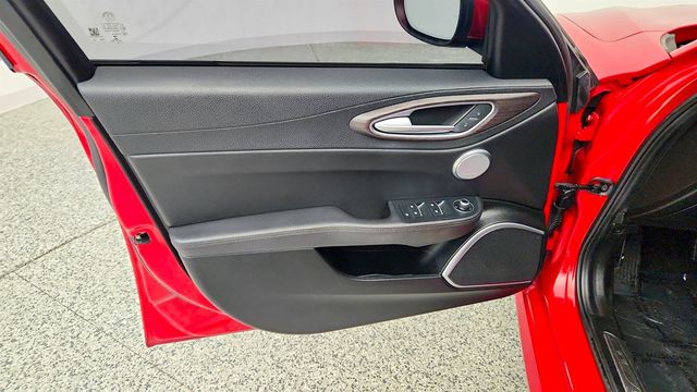 2020 Alfa Romeo Giulia Ti AWD w/ Dual-Pane Sunroof, h/k Premium Audio & Blind Spot Pkg - 23040011 - 10