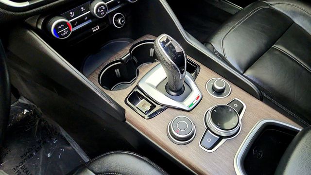 2020 Alfa Romeo Giulia Ti AWD w/ Dual-Pane Sunroof, h/k Premium Audio & Blind Spot Pkg - 23040011 - 16